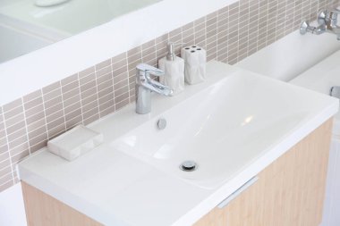 Bir kap sıvı sabun bir lavabo, temiz bir ev..