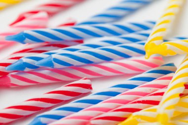 Beyaz arkaplandaki doğum günü mumlarını kapat.