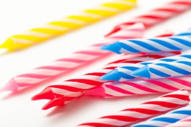 Beyaz arkaplandaki doğum günü mumlarını kapat.