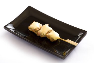 Yakitori ya da tavuk ciğeri beyaz arka planda ızgara şiş, Japon yemeği..