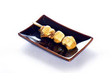 Yakitori ya da tavuk ciğeri beyaz arka planda ızgara şiş, Japon yemeği..