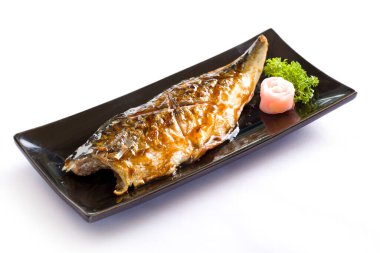 Saba ya da uskumru balığı. Beyaz arka planda soya soslu ızgara..