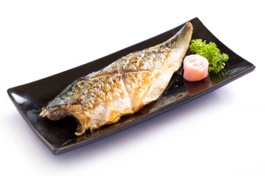 Saba ya da uskumru balığı. Beyaz arka planda soya soslu ızgara..