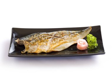 Saba ya da uskumru balığı. Beyaz arka planda soya soslu ızgara..