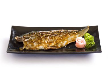 Saba ya da uskumru balığı. Beyaz arka planda soya soslu ızgara..