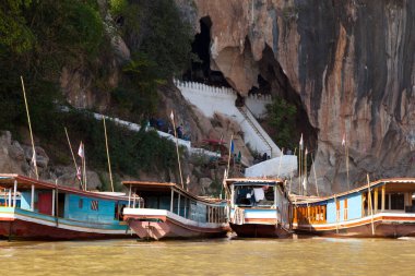 Luang Prabang, Laos 'taki Pak Ou Mağaraları' nda dinlenen tekne..