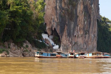 Luang Prabang, Laos 'taki Pak Ou Mağaraları' nda dinlenen tekne..