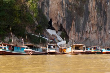 Luang Prabang, Laos 'taki Pak Ou Mağaraları' nda dinlenen tekne..