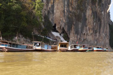 Luang Prabang, Laos 'taki Pak Ou Mağaraları' nda dinlenen tekne..