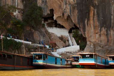 Luang Prabang, Laos 'taki Pak Ou Mağaraları' nda dinlenen tekne..