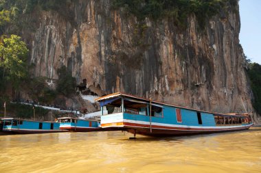 Luang Prabang, Laos 'taki Pak Ou Mağaraları' nda dinlenen tekne..