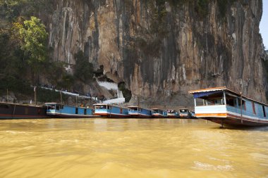 Luang Prabang, Laos 'taki Pak Ou Mağaraları' nda dinlenen tekne..