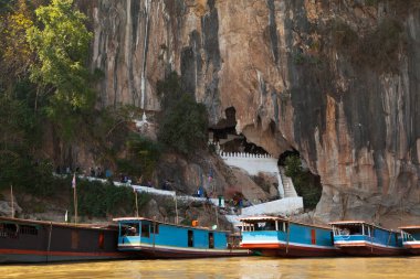 Luang Prabang, Laos 'taki Pak Ou Mağaraları' nda dinlenen tekne..