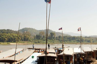 Luang Prabang, Laos 'taki Pak Ou Mağaraları' nda dinlenen tekne..