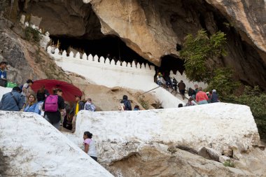 Luang Prabang, Laos 'taki Mekong nehri üzerindeki Pak Ou Mağaraları' nda yürüyen bir grup turist..