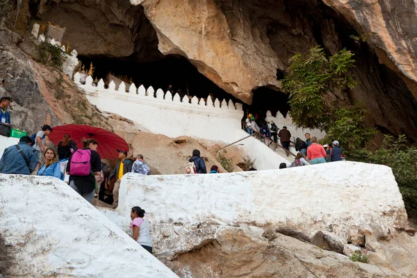 Luang Prabang, Laos 'taki Mekong nehri üzerindeki Pak Ou Mağaraları' nda yürüyen bir grup turist..