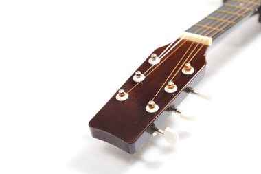 Gitar destesinin bir kısmı beyaz arkaplan üzerine yakın plan.