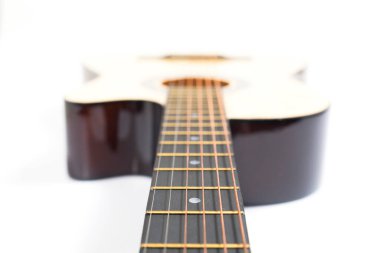 Gitar destesinin bir kısmı beyaz arkaplan üzerine yakın plan.