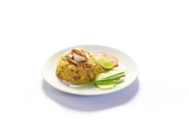 Lezzetli kızarmış pirinç, yengeç eti, yumurta, sarımsak, beyaz arka planda salatalık..