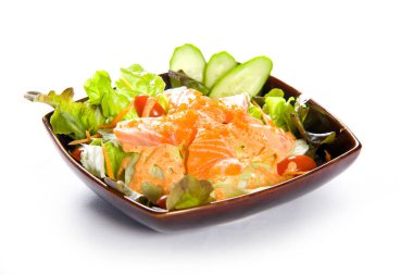 Japon salatası ve taze çiğ somon. Taze sebzeli Asya salatası, beyaz arka planda ince dilimlenmiş çiğ et somonu..