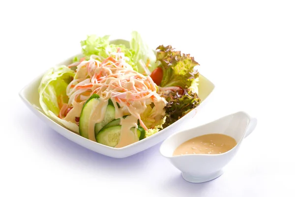 Yengeç etli Japon salatası. Tofulu Asya salatası ve beyaz arka planda taze sebzeler..