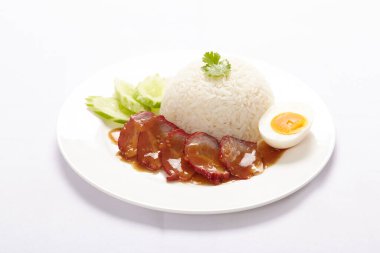 Beyaz arka planda soslu domuz eti ve kızarmış domuz eti..