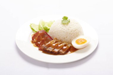 Beyaz arka planda soslu domuz eti ve kızarmış domuz eti..