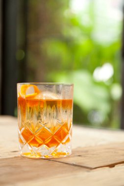 Tahta Masa Üzerinde Viski Kokteyli.