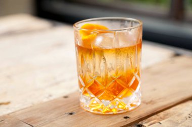 Tahta Masa Üzerinde Viski Kokteyli.