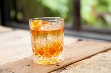 Tahta Masa Üzerinde Viski Kokteyli.