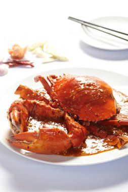 Beyaz arkaplanda köri tozu içinde kızarmış yengeç.