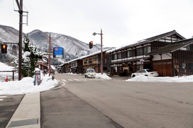 Birçok turist Shirakawa, Japonya 'daki Shirakawa' daki Japon Gu çiftlik evinin manzarasının keyfini çıkarıyor..