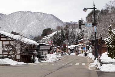 Birçok turist Shirakawa, Japonya 'daki Shirakawa' daki Japon Gu çiftlik evinin manzarasının keyfini çıkarıyor..