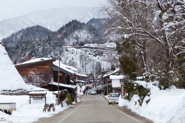 Birçok turist Shirakawa, Japonya 'daki Shirakawa' daki Japon Gu çiftlik evinin manzarasının keyfini çıkarıyor..