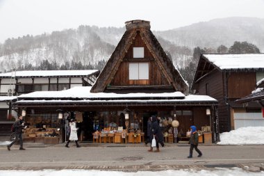 Birçok turist Shirakawa, Japonya 'daki Shirakawa' daki Japon Gu çiftlik evinin manzarasının keyfini çıkarıyor..