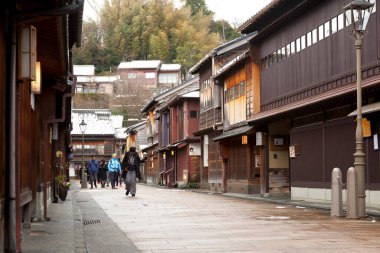 Kanazawa, Japonya 'daki Higashi Chaya eski geyşa bölgesindeki geleneksel Japon evlerinin manzarası.