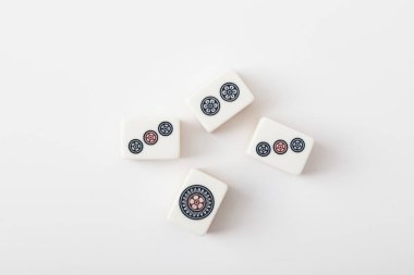 Beyaz arkaplana saçılmış bir sürü Çin dominosu taşı var..