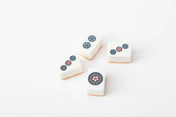Beyaz arkaplana saçılmış bir sürü Çin dominosu taşı var..