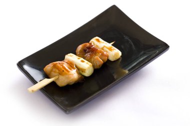 Japon şiş eti ve sebze. Beyaz arka planda Yakitori..