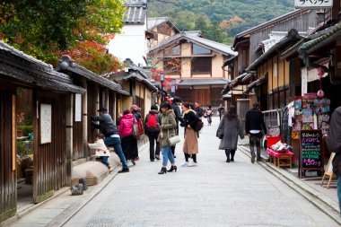 Kyoto Japonya 'nın Gion bölgesinde birçok turist yürüyor..