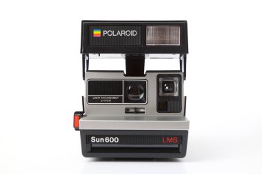 Beyaz zemin üzerinde eski ve eski polaroid kamera.