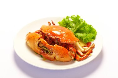 Beyaz arkaplanda köri tozu içinde kızarmış yengeç.