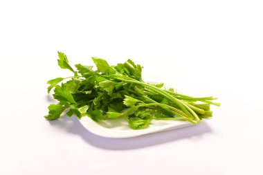 Beyaz arka planda izole edilmiş taze kereviz sebzesi