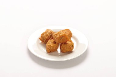 Enoki mantarı, beyaz arka planda altın iğneli mantar.