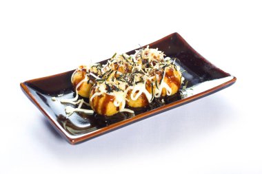 Beyaz arka planda sosis ve baharatlı Takoyaki. Japon yemek tarzı..
