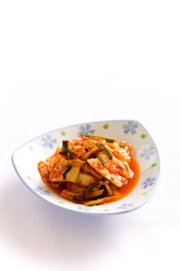 Beyaz arka planda izole edilmiş bir kasede kimçi lahanası.