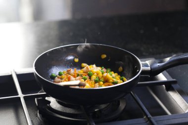 Karışık sebze malzemeleri tavada pişiriliyor fırında kızartılıyor, ocakta pişiriliyor..