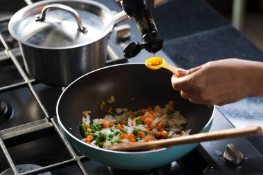 Karışık sebze malzemeleri tavada pişiriliyor fırında kızartılıyor, ocakta pişiriliyor..