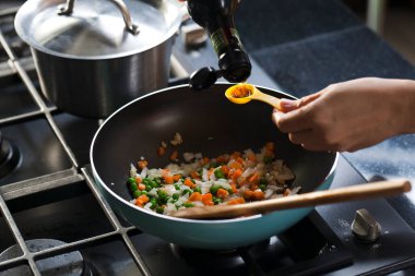 Karışık sebze malzemeleri tavada pişiriliyor fırında kızartılıyor, ocakta pişiriliyor..