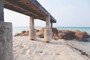 Wood Jetty ve tropik sahildeki güzel plaj.